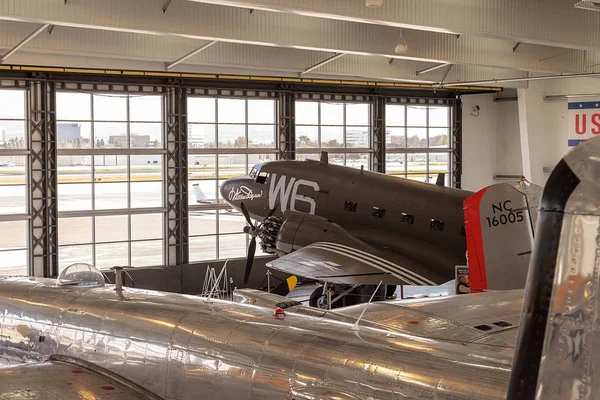 Douglas C-47 vliegtuig genaamd Dakota maar nu gedoopt Willa Dea — Stockfoto