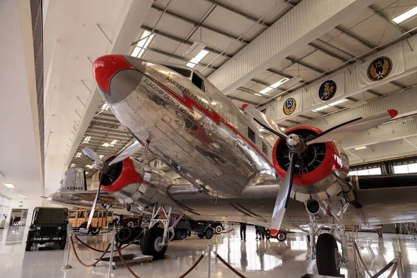 Douglas DC-3 avión llamado buque insignia Condado de Orange — Foto de Stock