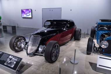 Kırmızı ve siyah 1933 Ford Roadster