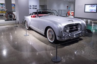 Gümüş 1953 Nash-Healey Cabrio Pinin Farina tarafından
