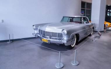 Gümüş 1957 Lincoln Continental Mark II 