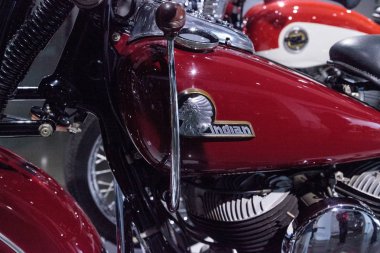 Parlak kırmızı 1946 Hindistan Şef