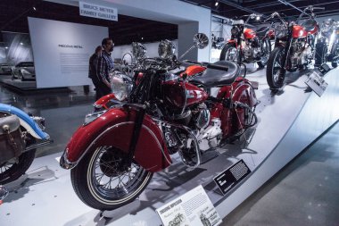 Parlak kırmızı 1946 Hindistan Şef