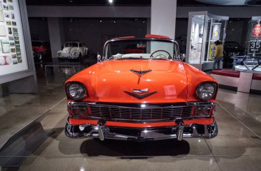 Turuncu Chevrolet Bel Air Cabrio