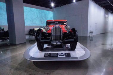 Kırmızı ve siyah 1939 Bugatti 57c tipi Atalante