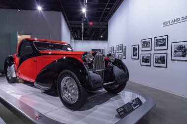 Kırmızı ve siyah 1939 Bugatti 57c tipi Atalante