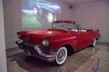 Kırmızı 1957 Cadillac Eldorado Biarritz