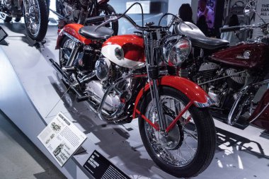 Kırmızı ve beyaz 1958 Harley-Davidson Xlh Sportster motosiklet