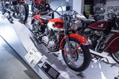 Kırmızı ve beyaz 1958 Harley-Davidson Xlh Sportster motosiklet