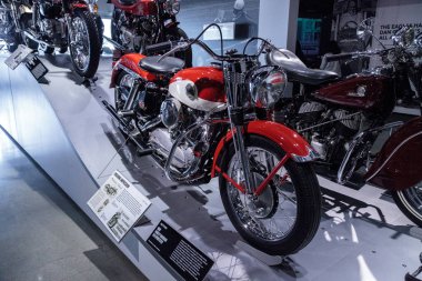 Kırmızı ve beyaz 1958 Harley-Davidson Xlh Sportster motosiklet 