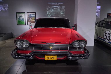 Kırmızı 1958 Plymouth Fury stunt araba