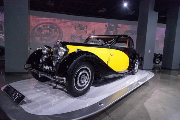 Yellow and black 1935 Bugatti Type 57 Ventoux — Stock Photo, Image