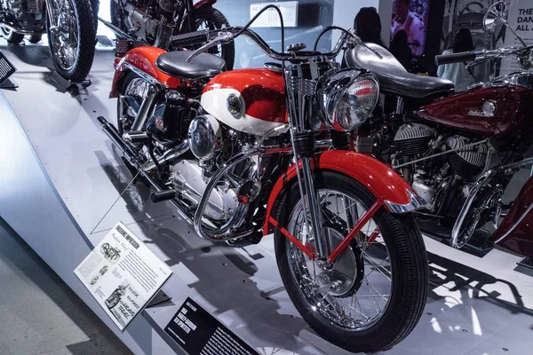 Kırmızı ve beyaz 1958 Harley-Davidson Xlh Sportster motosiklet