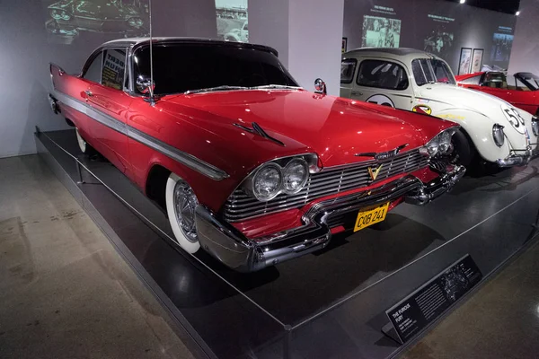 Kırmızı 1958 Plymouth Fury stunt araba