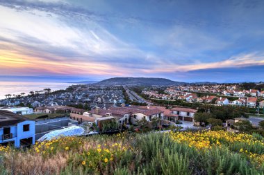 Dana Point sahil üstünde iz ve okyanus hiking