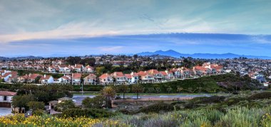 Dana Point sahil yolu evlerin panoramik görünüm