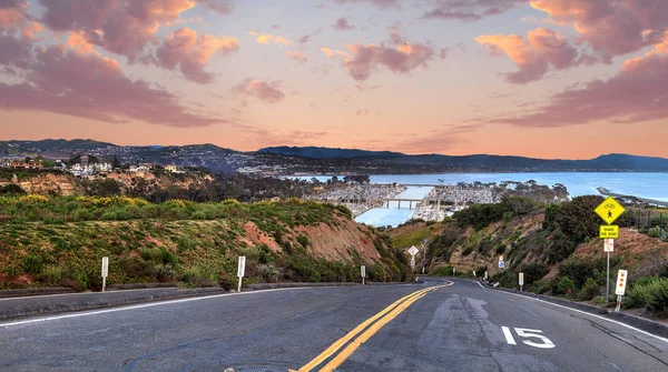 Road leading down to Dana Point Harbor — Stock Photo, Image