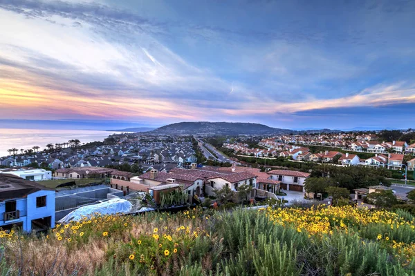 Hiking trail above Dana Point coast and the ocean — Stock Photo, Image