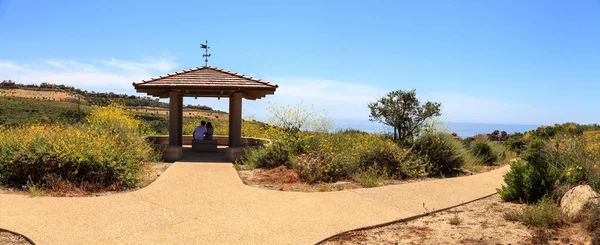 Altánek nad Newport Coast turistická stezka poblíž Crystal Cove — Stock fotografie