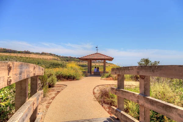 Gazebo sobre Newport Coast trilha de caminhadas perto de Crystal Cove — Fotografia de Stock