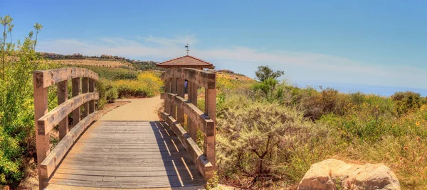 Altánek nad Newport Coast turistická stezka poblíž Crystal Cove — Stock fotografie