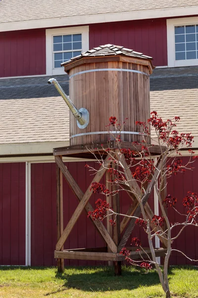 Pozo tanque torre de agua en una granja — Foto de Stock