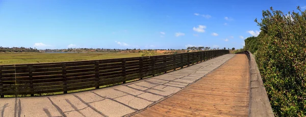 Upper Newport Bay Nature Preserve hiking trail winds along the m — Stock Photo, Image