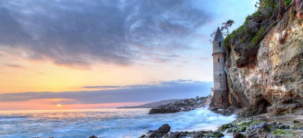 Tramonto sulla torre dei pirati a Victoria Beach a Laguna Beach — Foto Stock