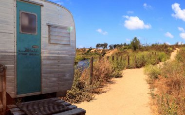Yol çelme takmak üstünde küçük bir ev olarak kullanılan küçük retro Karavan kamp