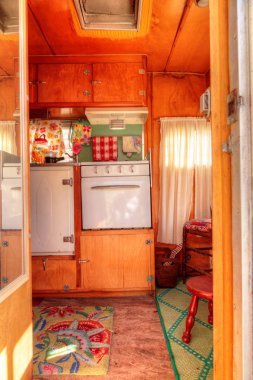 Yol çelme takmak üstünde küçük bir ev olarak kullanılan küçük retro Karavan kamp