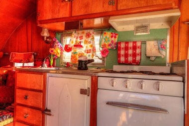 Yol çelme takmak üstünde küçük bir ev olarak kullanılan küçük retro Karavan kamp