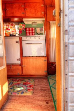 Yol çelme takmak üstünde küçük bir ev olarak kullanılan küçük retro Karavan kamp
