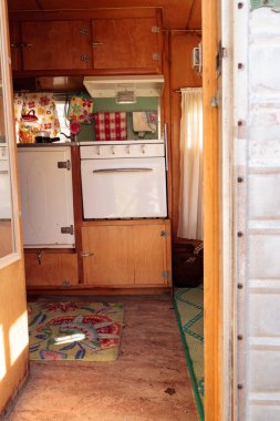 Yol çelme takmak üstünde küçük bir ev olarak kullanılan küçük retro Karavan kamp