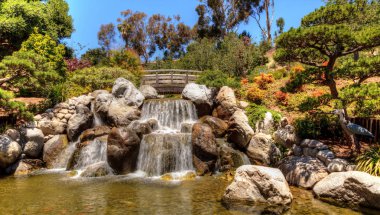 Rahatlatıcı, zen bir şelale gölet gibi