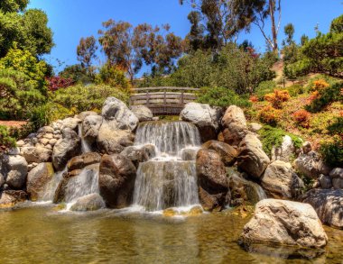 Rahatlatıcı, zen bir şelale gölet gibi