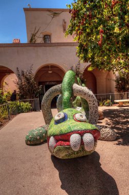 Mozaik heykeli önünde Mingeil uluslararası müze kurmak