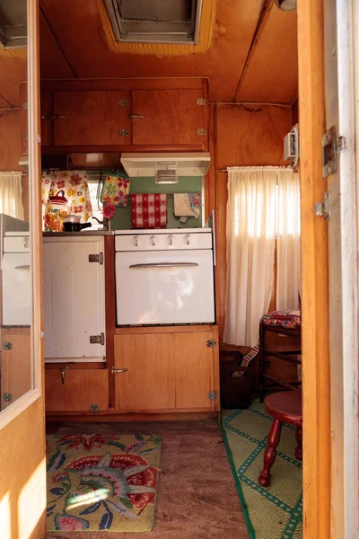 Pequeña caravana retro caravana utilizada como una pequeña casa en viajes por carretera — Foto de Stock