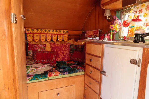 Pieni retro asuntovaunu asuntovaunu käytetään pieni talo ajomatkoilla — kuvapankkivalokuva