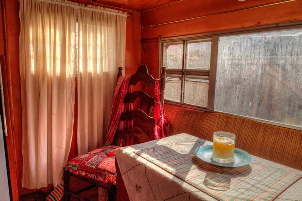 Pieni retro asuntovaunu asuntovaunu käytetään pieni talo ajomatkoilla — kuvapankkivalokuva
