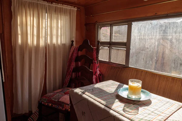 Pequeña caravana retro caravana utilizada como una pequeña casa en viajes por carretera — Foto de Stock