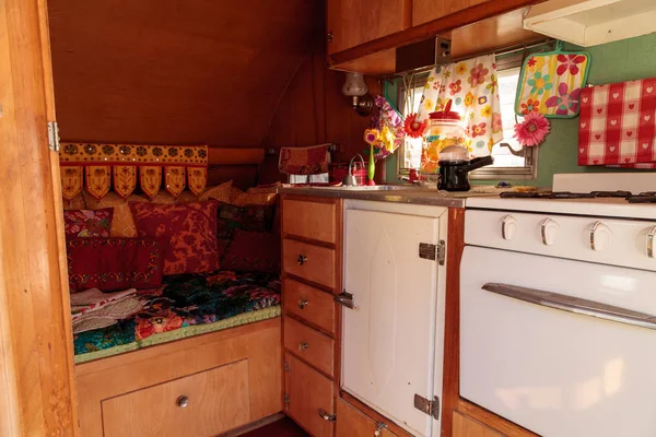 Pequeña caravana retro caravana utilizada como una pequeña casa en viajes por carretera — Foto de Stock