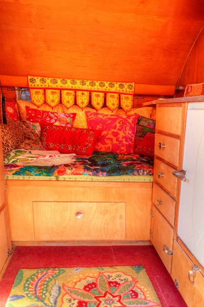 Petit camping-car caravane rétro utilisé comme une petite maison sur les routes — Photo