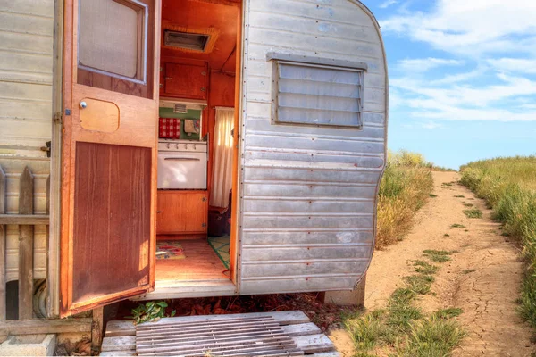 Pequeña caravana retro caravana utilizada como una pequeña casa en viajes por carretera — Foto de Stock