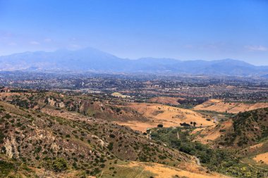 Aliso ve ahşap kanyonlar vahşi parkta yüksek hillside görünümünde 