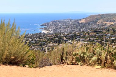 Laguna Beach kıyı şeridi okyanus ile yüksek hillside görünümü