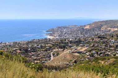 Laguna Beach kıyı şeridi okyanus ile yüksek hillside görünümü