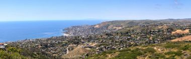 Laguna Beach kıyı şeridi okyanus ile yüksek hillside görünümü