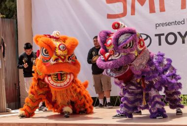 Çin aslanı San Diego Hayvanat bahçesinde gerçekleştirilen gösteri dans