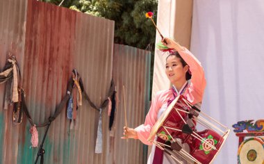 San Diego Hayvanat Bahçesi Safari parkında gerçekleştirilen Kore davul dansı