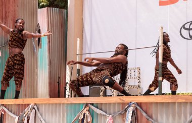 Zuzu Afrika akrobatlar San di akrobatik performansını